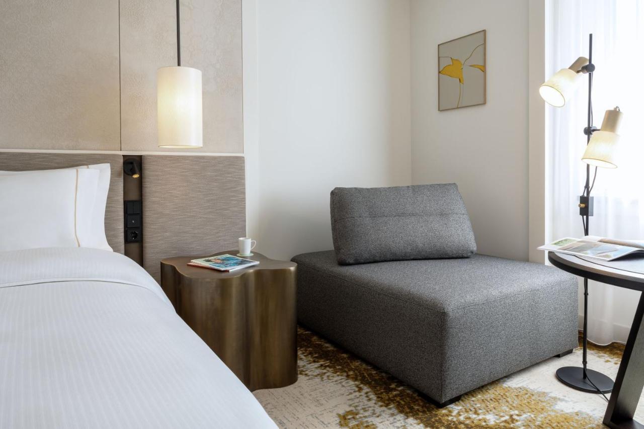 The Westin Grand Frankfurt Hotel Frankfurt am Main Kültér fotó A room at the hotel