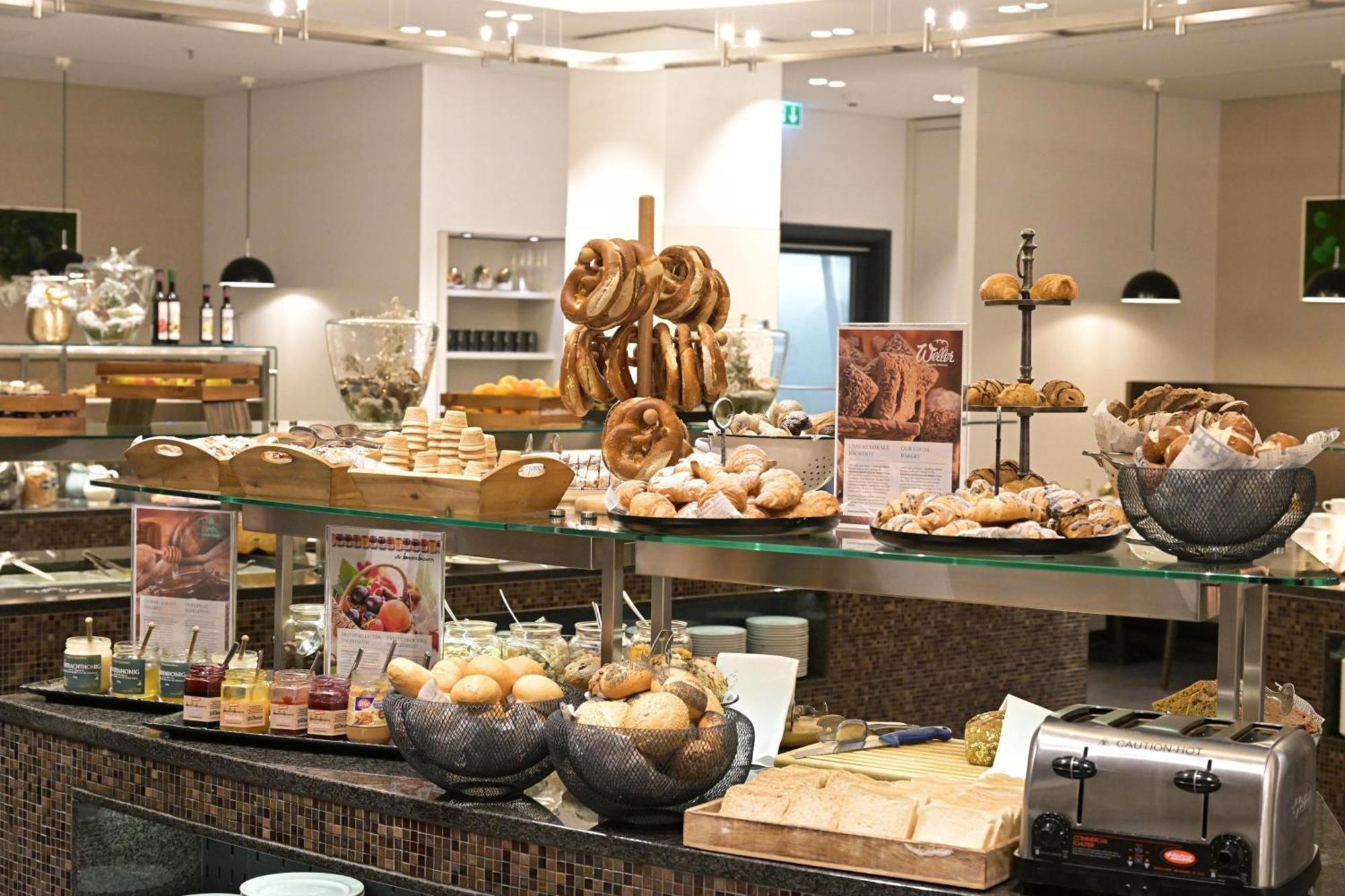 The Westin Grand Frankfurt Hotel Frankfurt am Main Kültér fotó A bakery in a hotel