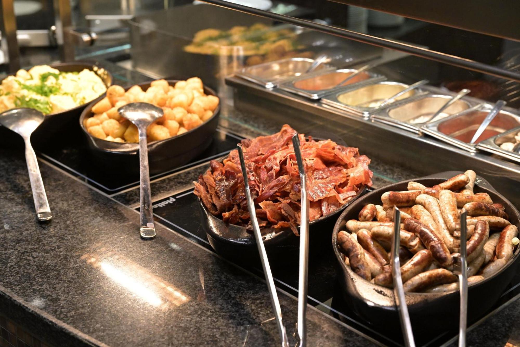 The Westin Grand Frankfurt Hotel Frankfurt am Main Kültér fotó A buffet with a selection of cooked meats