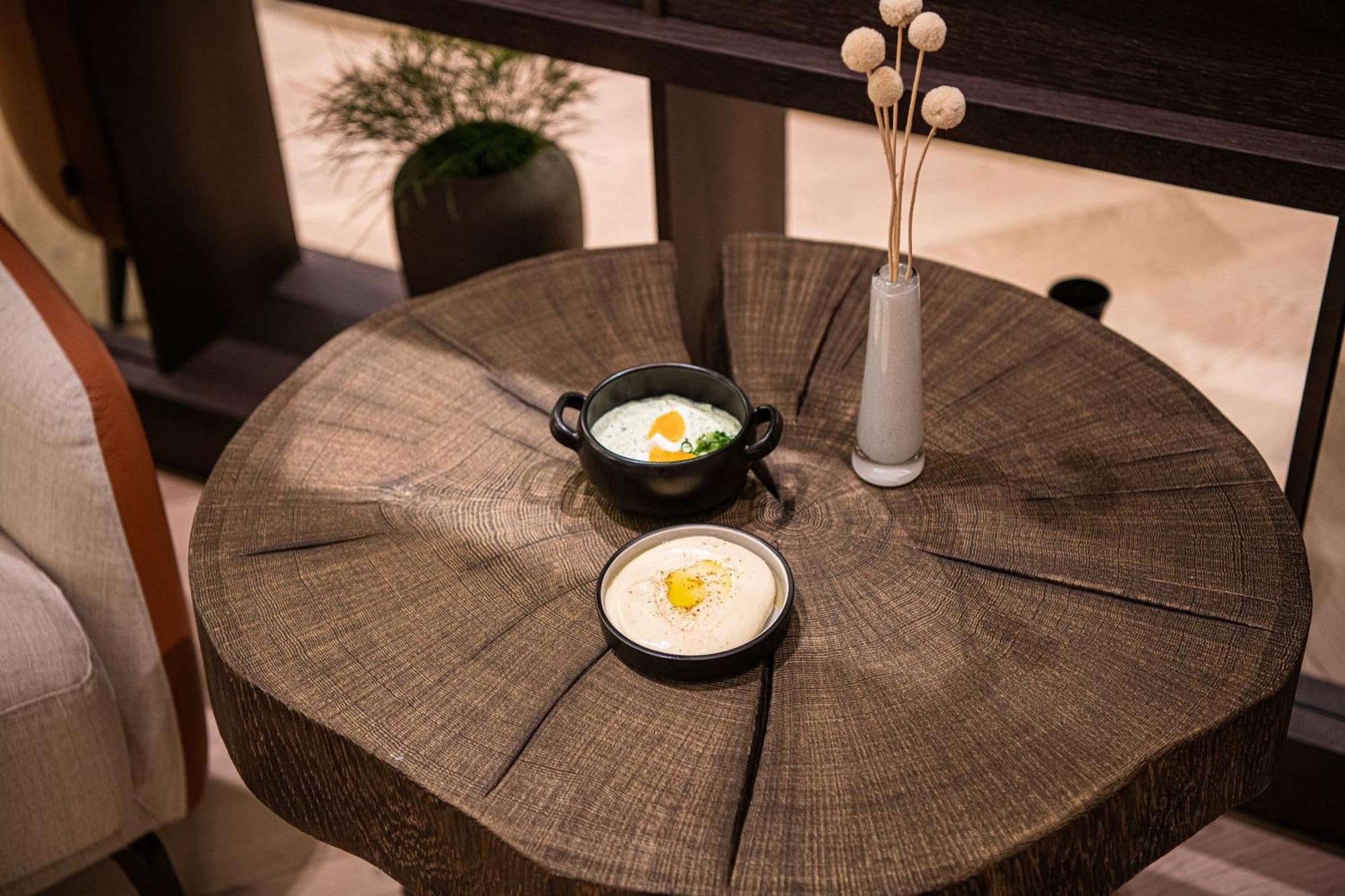 The Westin Grand Frankfurt Hotel Frankfurt am Main Kültér fotó A table made from a tree stump