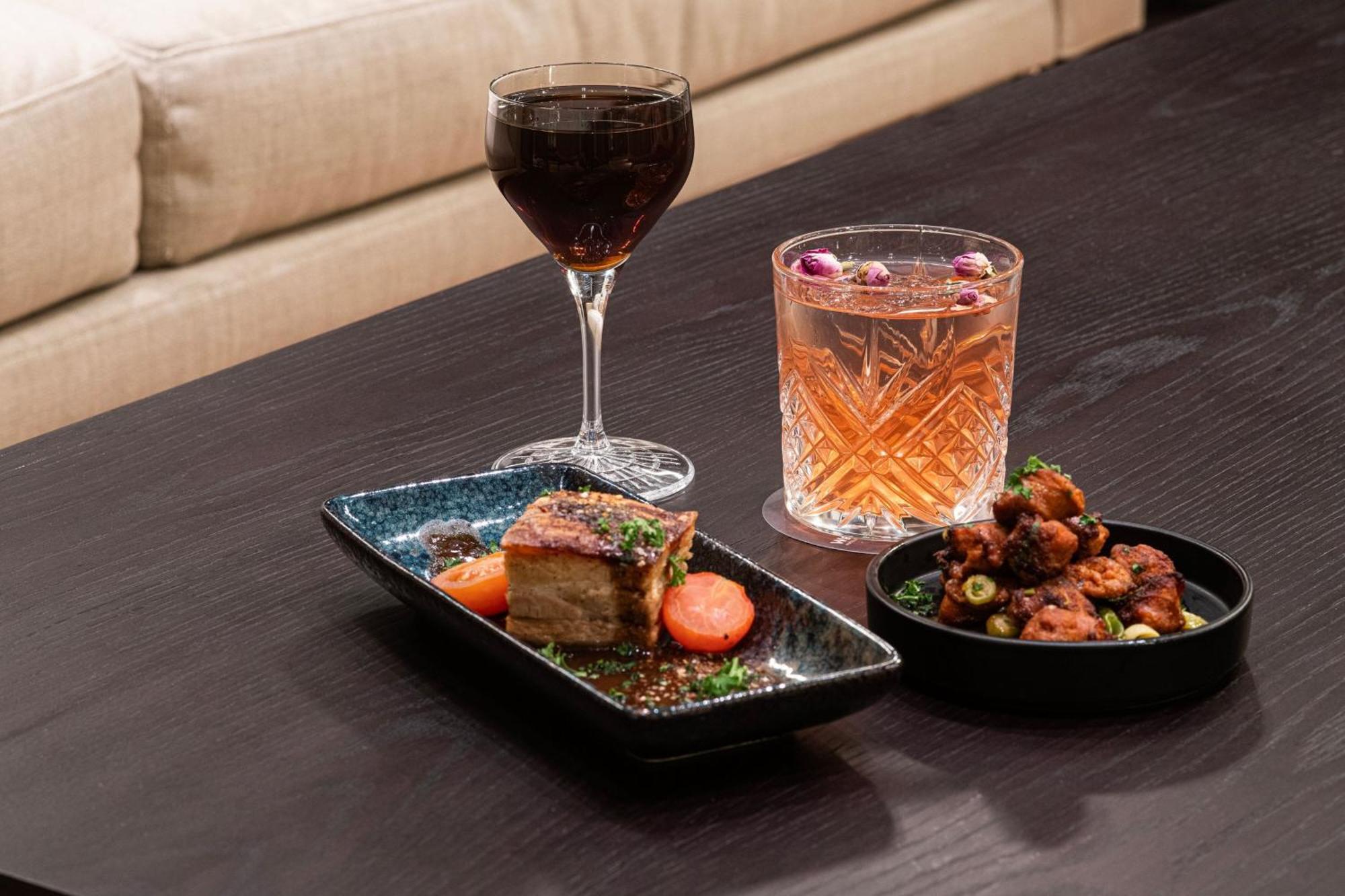 The Westin Grand Frankfurt Hotel Frankfurt am Main Kültér fotó A wine and cocktail pairing