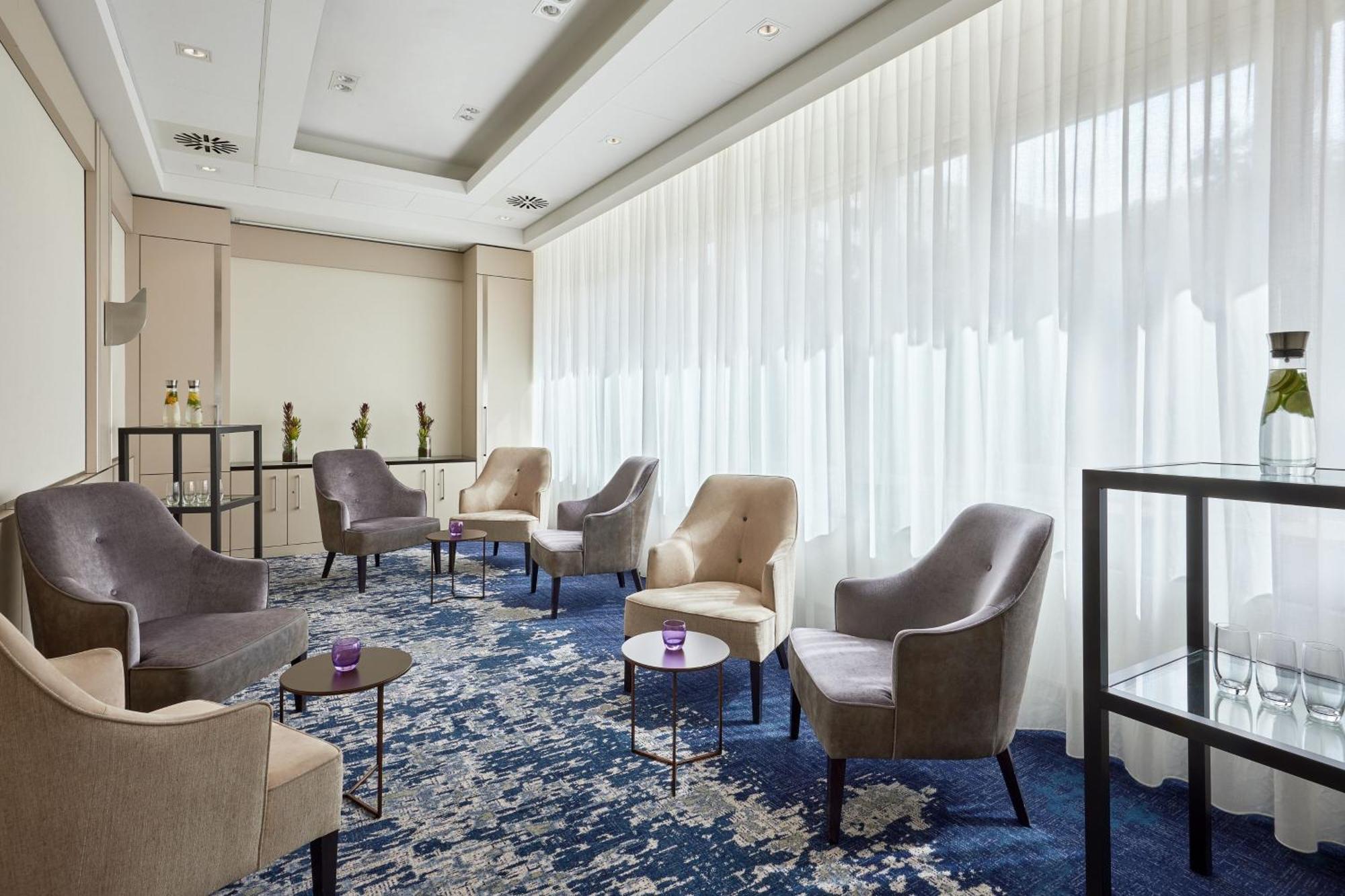 The Westin Grand Frankfurt Hotel Frankfurt am Main Kültér fotó The Club at London Heathrow Airport