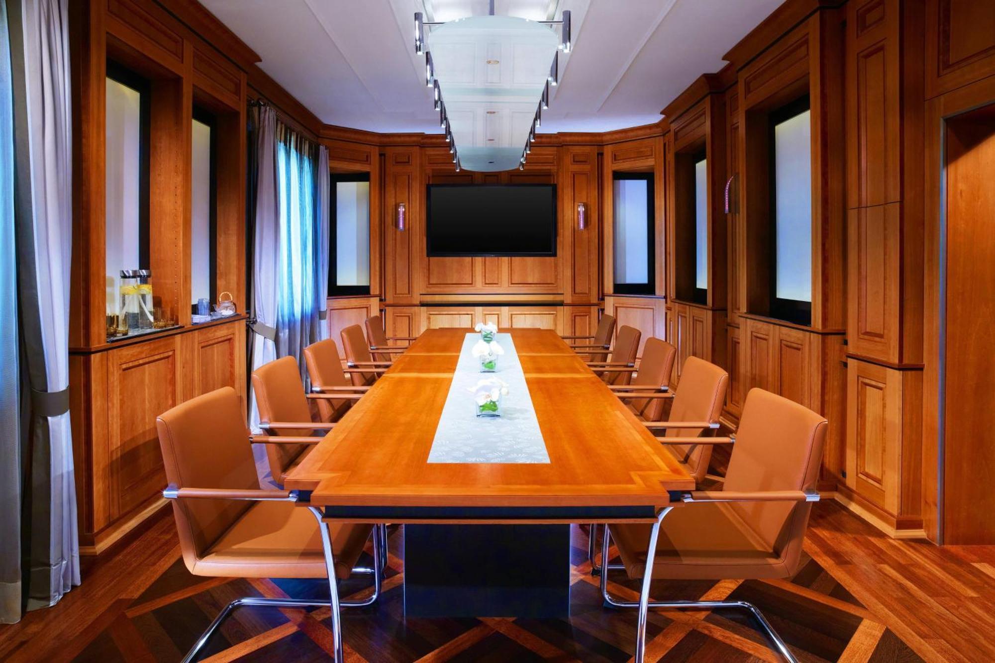 The Westin Grand Frankfurt Hotel Frankfurt am Main Kültér fotó The boardroom of the Federal Council