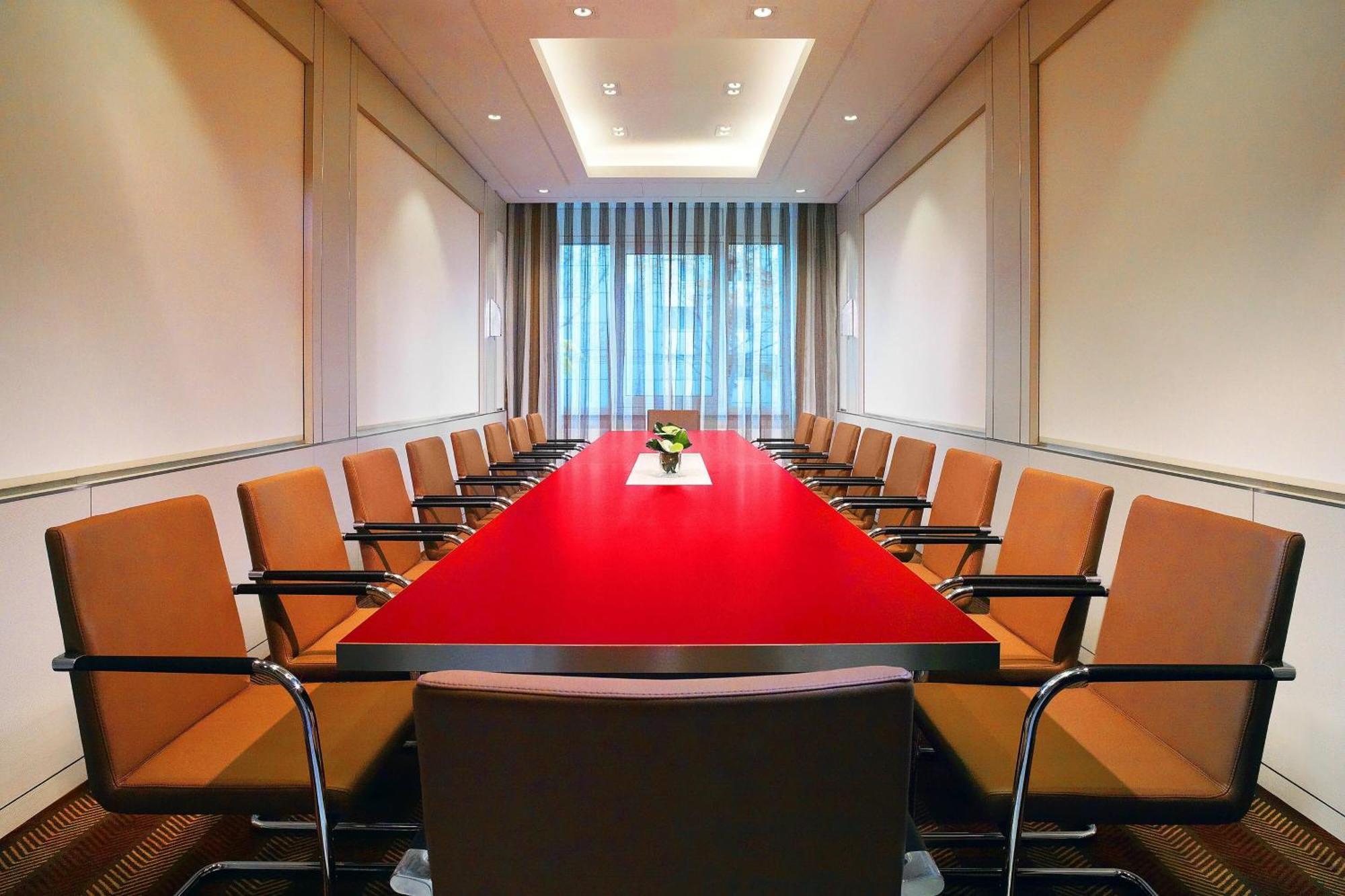 The Westin Grand Frankfurt Hotel Frankfurt am Main Kültér fotó A meeting room
