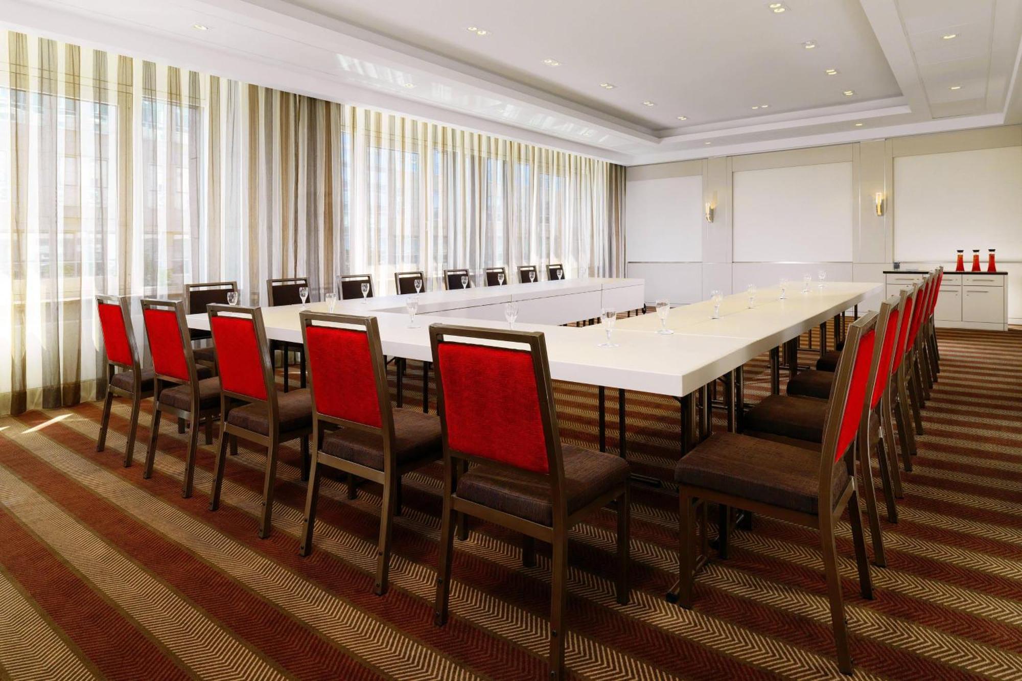 The Westin Grand Frankfurt Hotel Frankfurt am Main Kültér fotó A meeting room